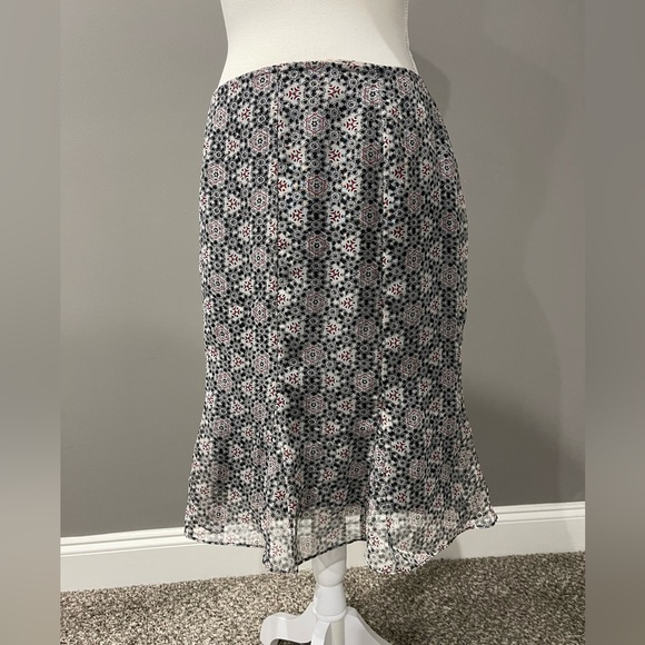 ✨✨Women’s Knee Length Skirt ✨✨ - Picture 4 of 6